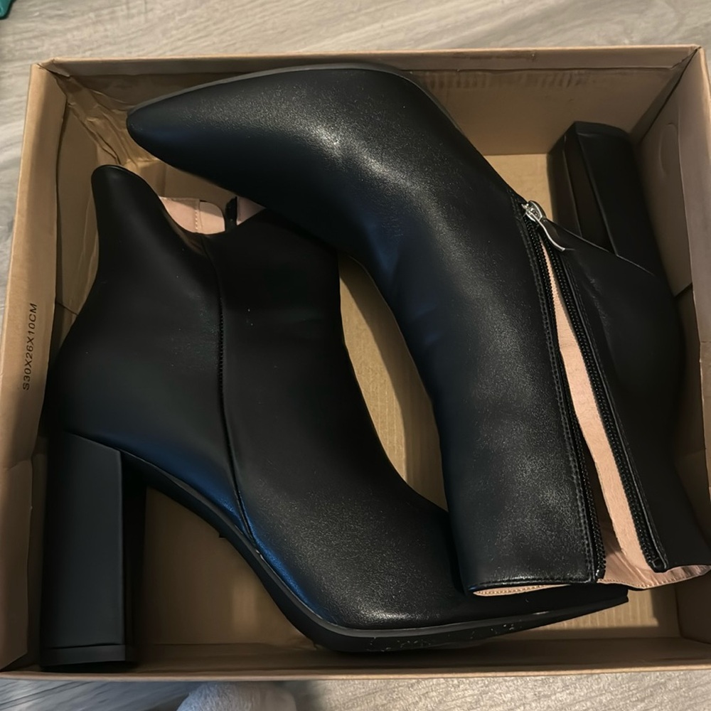 Shoes US WOMENS 8.5